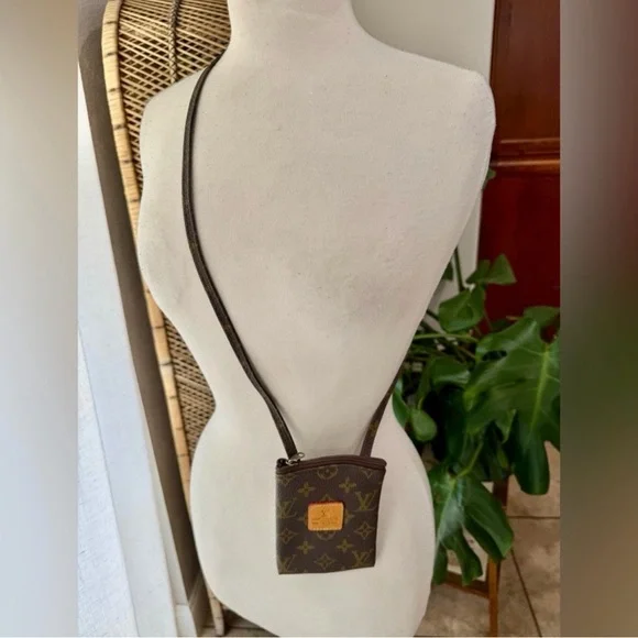 Authentic Louis Vuitton handmade monogram pochette travel  display picture 1